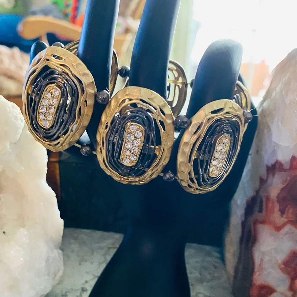 ✨ Vintage‑Inspired Statement Bracelet – Gold & Crystal Links - Picture 3 of 7